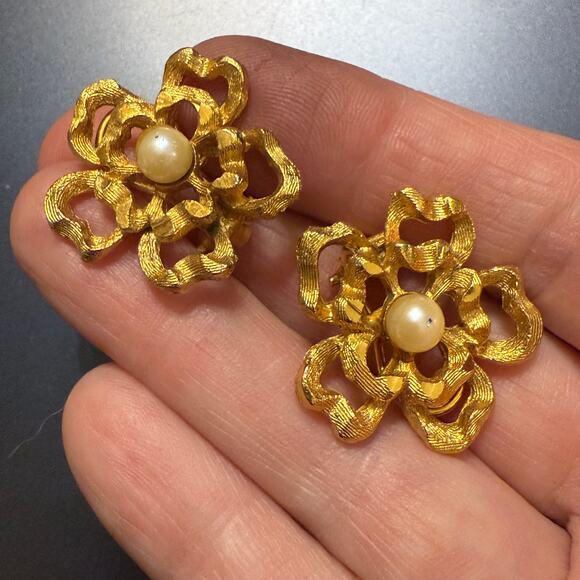 Pair of Vintage Gold Tone Faux Pearl BSK Clip On Earrings - Picture 7 of 8